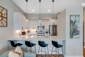 Jääkaappi, mikroaaltouuni, uuni, liesi