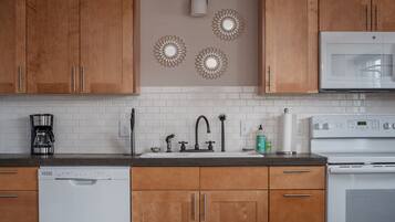 Réfrigérateur, micro-ondes, four, plaque de cuisson