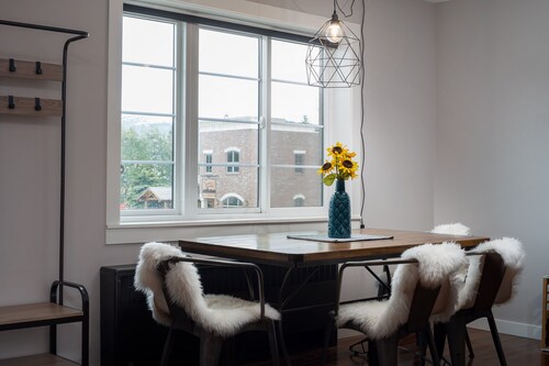 "The Old Post Office" - Mid-Century Mod Apartment in Downtown Driggs - With W/D