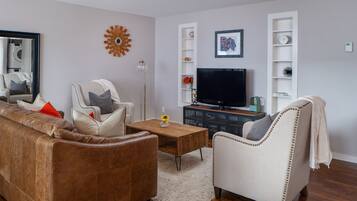 TV, DVD-spiller, bøker og filmbibliotek