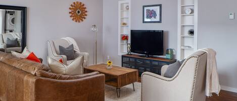 Televisión, reproductor de DVD, libros y videoteca