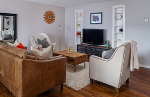 Televisión, reproductor de DVD, libros y videoteca