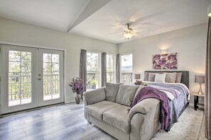 TV, fireplace - Lakeview Retreat w/ Fireplace, Spa Tub & Balcony (Nine Mile Falls)