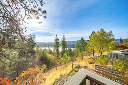 Lakeview Retreat w/ Fireplace, Spa Tub & Balcony