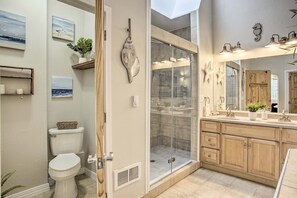 Kostenlose Toilettenartikel, Haartrockner, Handtücher