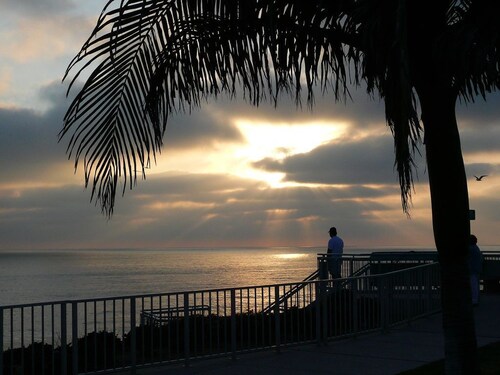 Surfers Paradise Beach Bungalow, Steps to Beach and 2.6 mi to Legoland