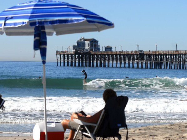 Beach nearby, sun-loungers, beach towels