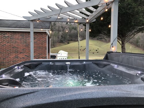 Country Setting.  City Convenience. Hot Tub