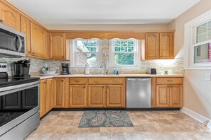 ثلاجة، ميكروويف، فرن، موقد طهي مسطح