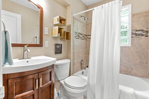 Baignoire, sĂšche-cheveux, serviettes fournies, savon