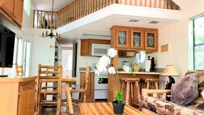 Una cocina amplia con armarios de madera y un comedor con mesa y sillas de madera.