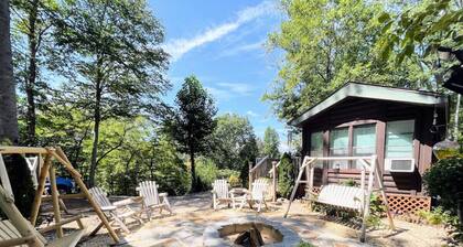 Mountain Views Cabin with Loft WiFi Pets Casino Fire pit Tesla Charger