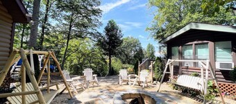 Mountain Views Cabin with Loft WiFi Pets Casino Fire pit Tesla Charger