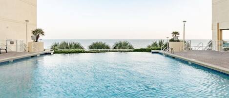 Alberca techada y alberca climatizada