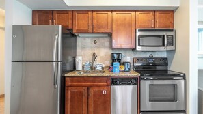 Réfrigérateur, four à micro-ondes, un four, surface de cuisson