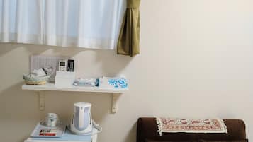 Escritorio, espacio para trabajar con laptop y cortinas blackout