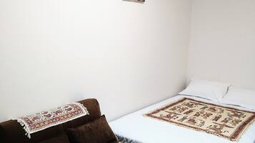 Habitación (201, Cherry, Japanese Style) | Escritorio, espacio para trabajar con laptop y cortinas blackout