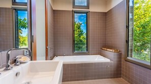 Banheira, secador de cabelo, toalhas de banho 