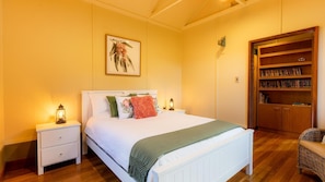 1 quarto, ferros/tábuas de passar roupa, roupa de cama