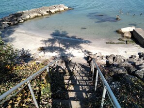 Ranta lähistöllä, aurinkotuoleja