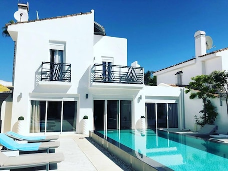 Outdoor pool, a heated pool. Villa Luxe, Puerto Banus, Marbella.