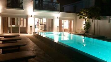 Utendørsbasseng og et oppvarmet basseng