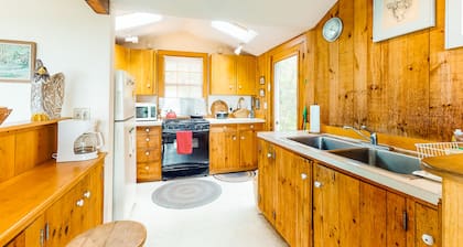 Private & quaint cabin-style home with wraparound porch - small dogs OK