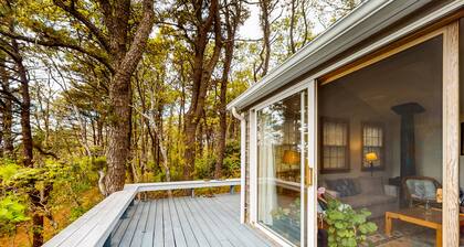 Private & quaint cabin-style home with wraparound porch - small dogs OK