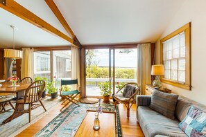 TV, books - Private & quaint cabin-style home with wraparound porch - small dogs OK (Vineyard Haven)