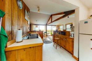 Interior - Private & quaint cabin-style home with wraparound porch - small dogs OK (Vineyard Haven)