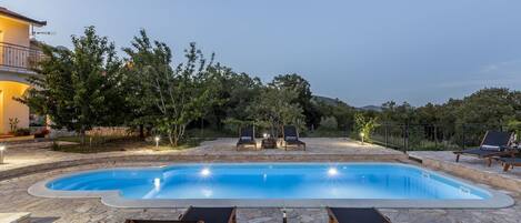 Una piscina al aire libre