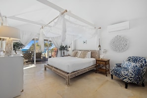 5 bedrooms, desk, iron/ironing board, free WiFi - Barellen Beach House - Luxury Beachfront Oceanview (Safety Beach)