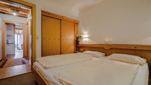 2 عدّة غرف نوم وخزنة داخل الغرفة وواي فاي وملاءات أسرّة