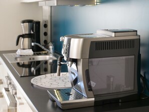 Kühlschrank, Ofen, Geschirrspüler, Wasserkocher mit Kaffee-/Teezubehör
