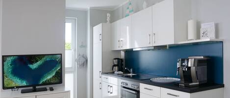 ثلاجة، فرن، غسالة أطباق، ماكينة لصنع القهوة/الشاي