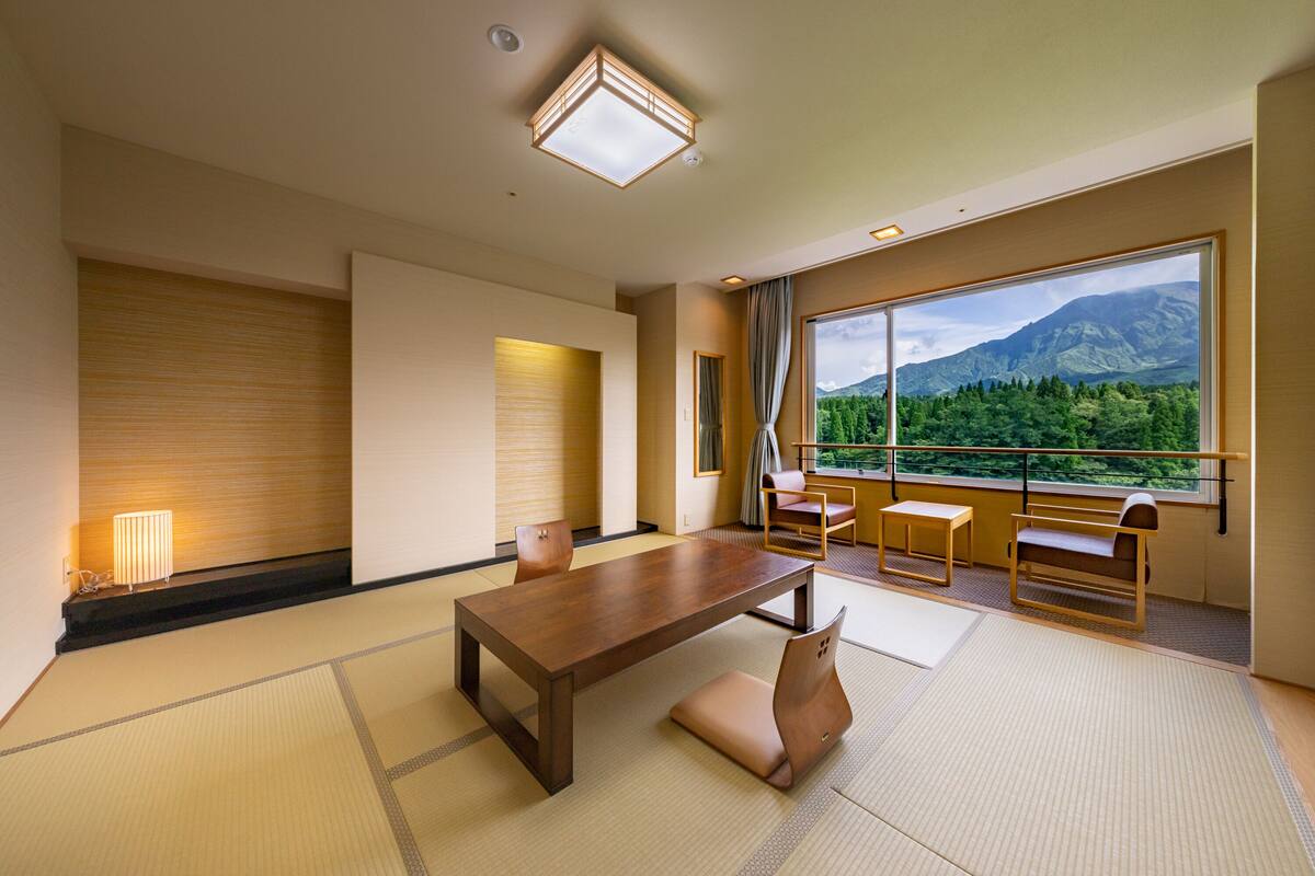 传统客房 (Japanese, For 4 Guests, with Toilet) | 客房内保险箱、办公桌、免费 WiFi、床单
