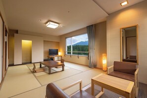 传统客房 (Japanese, For 5 Guests, with Toilet) | 客房内保险箱、办公桌、免费 WiFi、床单