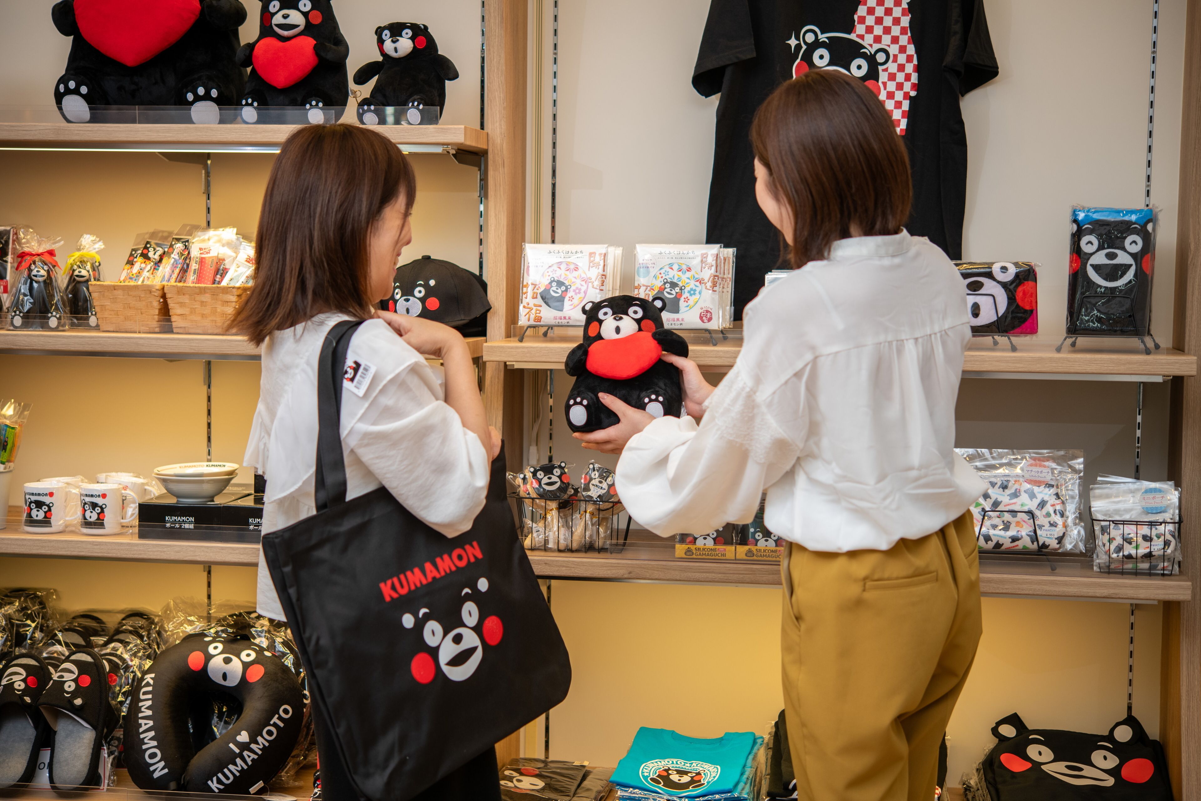 Una tienda con estantes llenos de diversos artículos, incluyendo peluches y bolsas con diseños de osos.