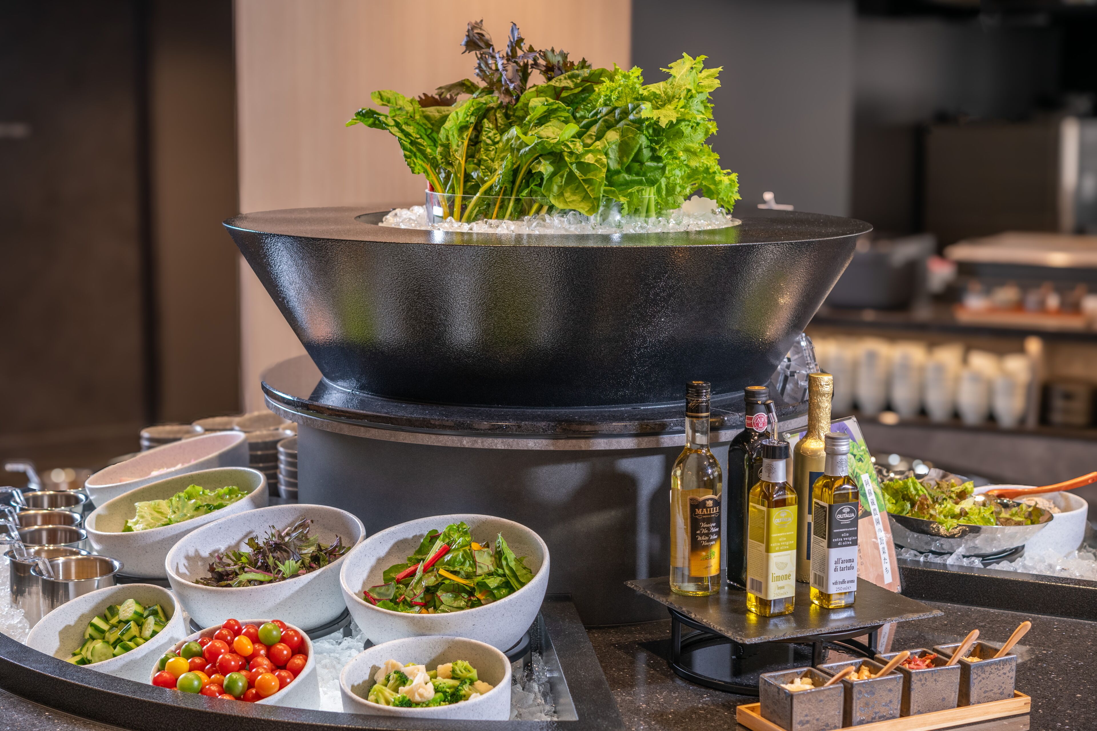 朝食、ディナーに営業