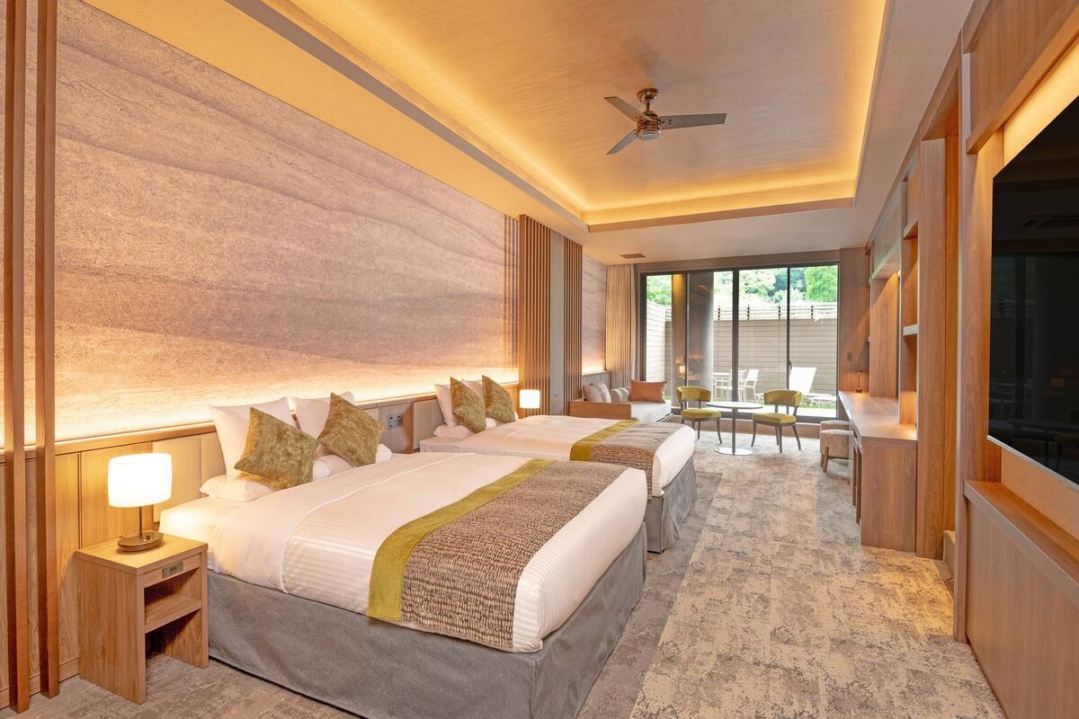 华丽四人房, 无烟房 (With open-air bath,With Sauna) | 客房内保险箱、办公桌、免费 WiFi、床单