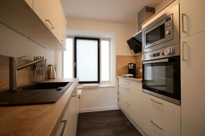 Kühlschrank, Mikrowelle, Ofen, Geschirrspüler