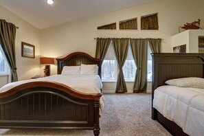 4 室のベッドルーム、デスク、アイロン / アイロン台、旅行用ベビーベッド