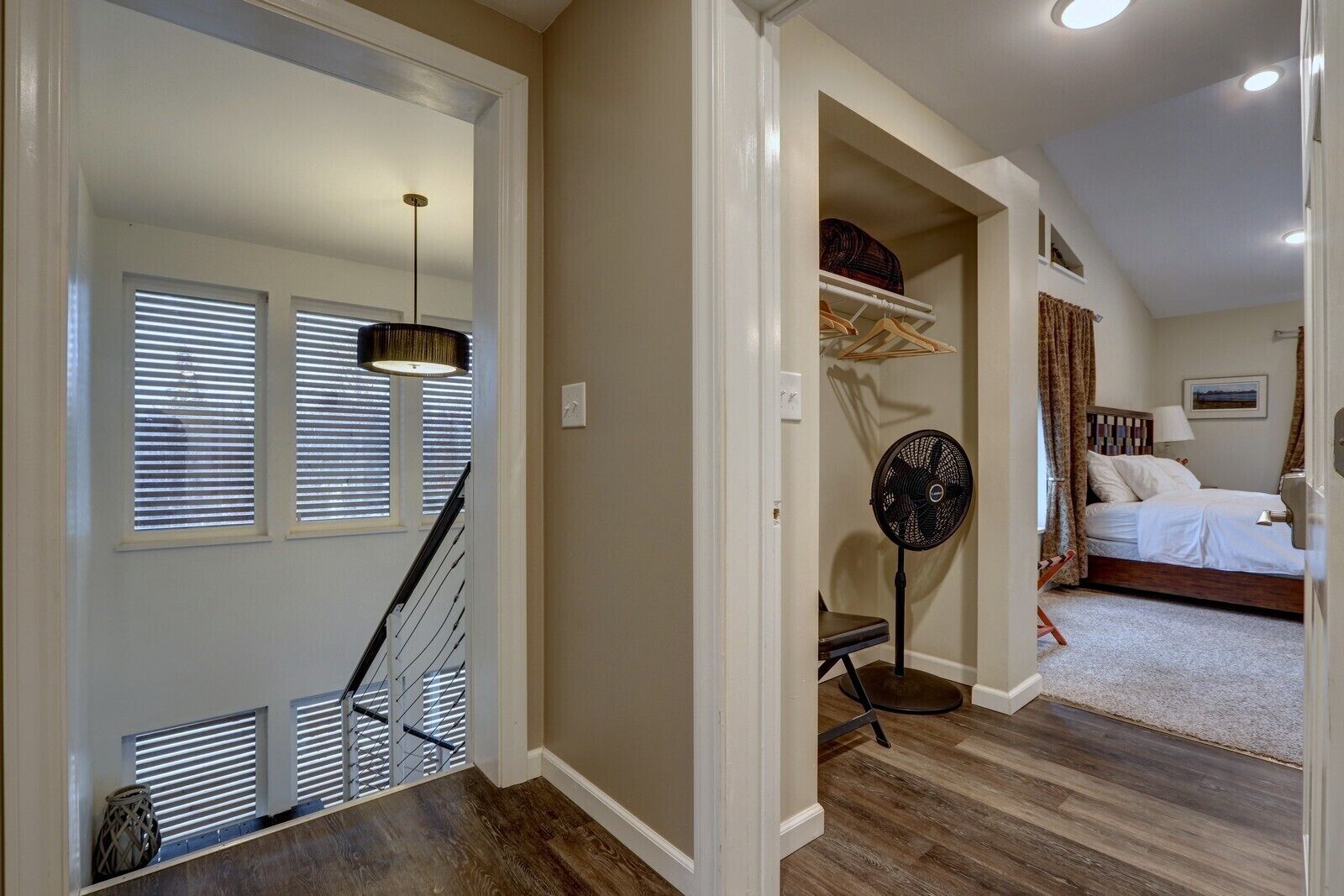 4 makuuhuonetta, työpöytä, silitysrauta/-lauta, vauvan matkasänky