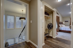 4 slaapkamers, een bureau, een strijkplank/strijkijzer, reisbedje