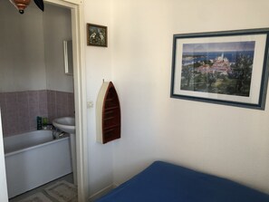 Bathtub, hair dryer, soap, toilet paper - Appartement F2 Tres Proche Bord DE MER (Villers-sur-Mer)