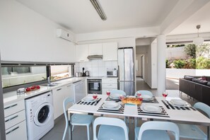 Fridge, microwave, oven, stovetop - Latchi Esprit Villa Ev23 (Poli Crysochous)