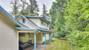 A house with a covered patio, a lawn, and a red bench. - Downtown Home w/ Patio - Walk to Shops & Dining! (Stevenson)
