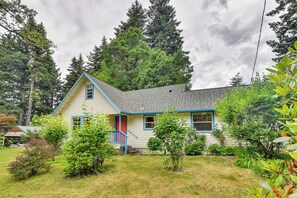 Ein eingeschossiges Haus mit Satteldach, einer Veranda und einem kleinen Vorgarten.