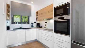 Fridge, microwave, dishwasher, coffee/tea maker