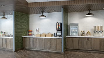 Una cocina moderna con armarios de madera, un revoque blanco y un patrón de suelo tipo espiga.